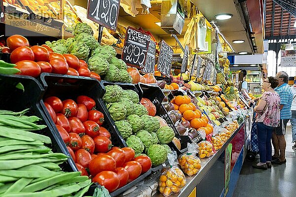 Malaga  Spanien  24. Mai 2019: Menschen an Obst und Gemüseständen auf dem berühmten Atarazanas Markt  Europa