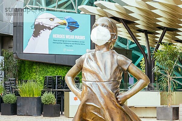 Melbourne  Australien  10. Oktober 2020: Der Federation Square und eine maskierte Statue des Fearless Girl in Melbourne sind während der Coronaviruspandemie und der damit verbundenen Abriegelung ruhig und leer  Ozeanien