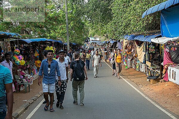 Trincomalee  Sri Lanka  23. August 2018: Geschäfte entlang der Straße und Menschen  die zum Hindutempel Koneswaram laufen  Asien