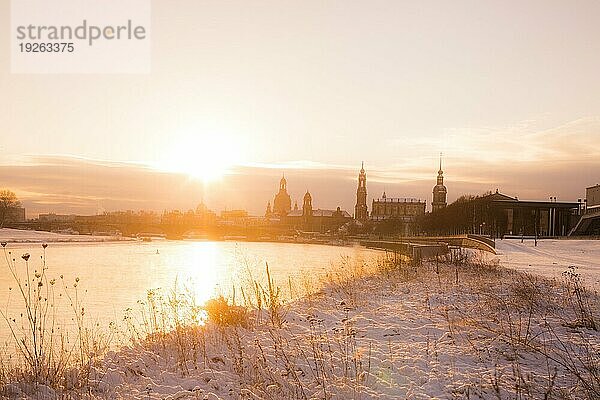 Sonnenaufgang am Elbufer in Dresden