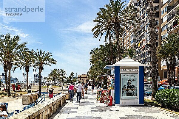 Málaga  Spanien  24. Mai 2019: Menschen spazieren entlang der Strandpromenade am Malagueta Beach  Europa