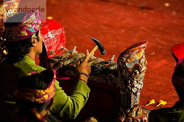 UBUD  BALI  INDONESIEN  SEP 5  2014: Eine traditionelle balinesische Show im Zentrum von Ubud  Bali  Indonesien  Asien