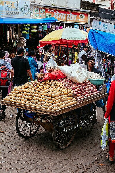 Frisches Obst und Gemüse an einem Marktstand im Colaba Causeway Market in Mumbai  Mumbai  Indien  Asien