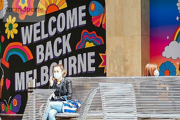 Melbourne  Australien  1. November 2020: Cafés und Einzelhandelsgeschäfte öffnen wieder und die Menschen strömen in die Stadt Melbourne. Die Bourke St Mall ist am ersten Einkaufstag seit fast 3 Monaten überfüllt und fröhlich  Ozeanien