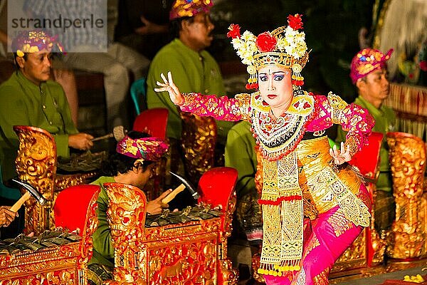 UBUD  BALI  INDONESIEN  SEP 5  2014: Eine traditionelle balinesische Show im Zentrum von Ubud  Bali  Indonesien  Asien