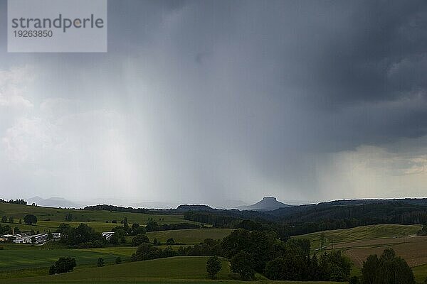 Unwetter in der Sächsischen Schweiz von der Hochbuschaussicht Richtung Lilienestein gesehen