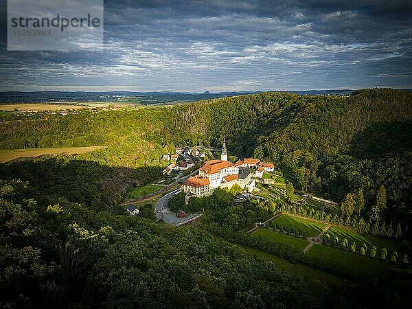 Schloss Weesenstein erhebt sich auf einem Felsvorsprung aus Knotenglimmerschiefer mit Quarziteinlagerungen über dem Tal der Müglitz etwa 3 km südlich von Dohna im Ortsteil Weesenstein der Gemeinde Müglitztal