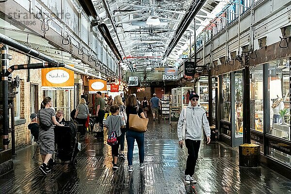 New York City  USA  21. September 2019: Menschen spazieren entlang der Geschäfte im historischen Chelsea Market  Nordamerika