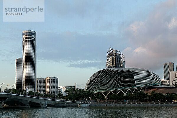 Singapur  30. Januar 2015: Blick auf die Esplanade mit dem Theater in Form einer Durianfrucht  Asien