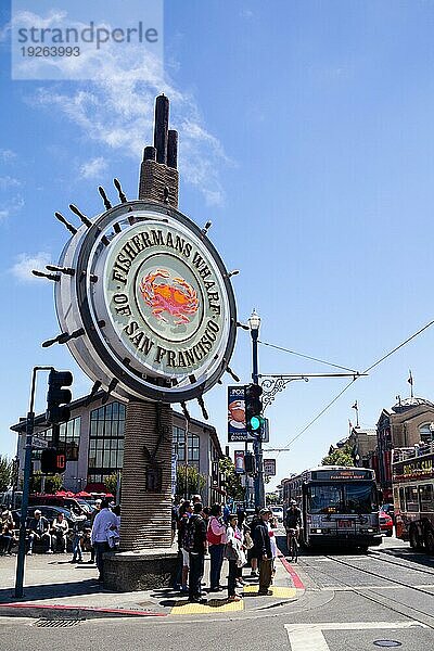 Schild in Form eines Steuerrads in Fishermans Wharf  San Francisco  Kalifornien  USA  Nordamerika