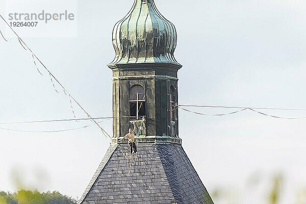 Highline- und Familienfest in Hohnstein Über den Dächern Hohnsteins und zwischen Sandsteinfelsen sind Highlines gespannt  über welche wagemutige Extremsportler balancieren