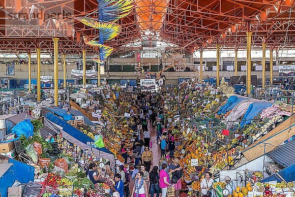 Arequipa  Peru  20. Oktober 2015: Menschen im riesigen Gebäude des San Camillo Marktes  Südamerika