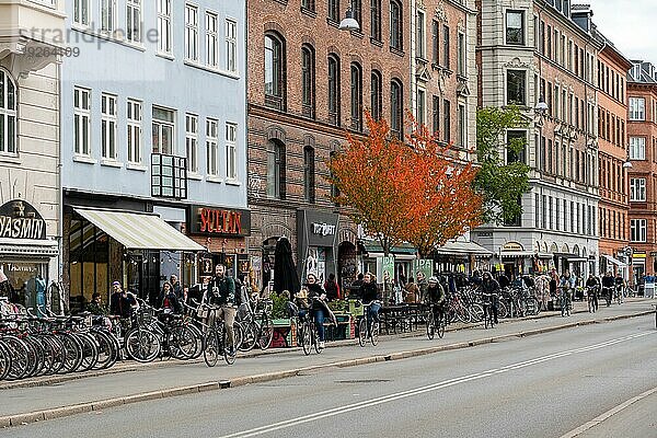 Kopenhagen  Dänemark  18. Oktober 2022: Menschen  Autos und Geschäfte auf der Norrebrogade im Stadtteil Norrebro  Europa