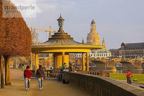 Neustädter Elbufer am Abend mit Blick auf die Altstadt über den Glockenspielpavillon und die Frauenkirche