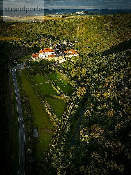 Schloss Weesenstein erhebt sich auf einem Felsvorsprung aus Knotenglimmerschiefer mit Quarziteinlagerungen über dem Tal der Müglitz etwa 3 km südlich von Dohna im Ortsteil Weesenstein der Gemeinde Müglitztal