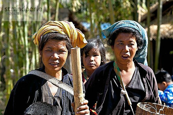 Frauen in traditioneller Kleidung im Dorf  Toungoo  Myanmar  Asien