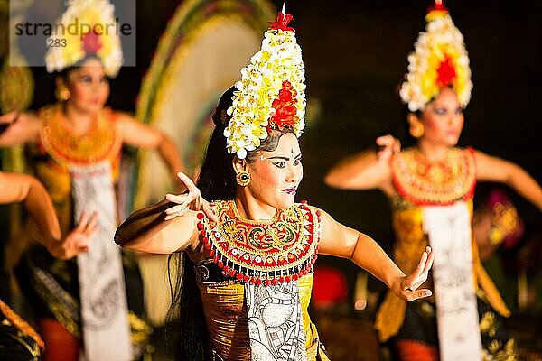 UBUD  BALI  INDONESIEN  SEP 5  2014: Eine traditionelle balinesische Show im Zentrum von Ubud  Bali  Indonesien  Asien