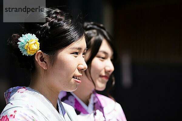 Junge Frau in einem Kimono in den Straßen von Kyoto an einem warmen Frühlingstag  Kyoto  Japan  Asien