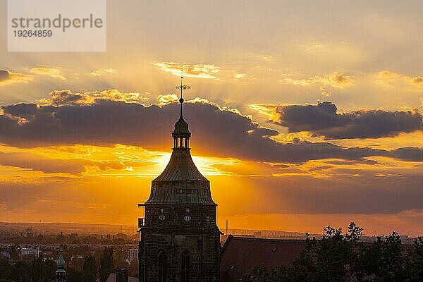 Blick von der Festung Sonnenstein mit dem Burggarten über die Stadtkirche St. Marien  über die Altstadt von Pirna an einem Sommerabend