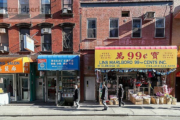 New York  Vereinigte Staaten von Amerika  11. November 2016: Menschen vor Geschäften im Stadtteil Chinatown in Lower Manhattan  Nordamerika