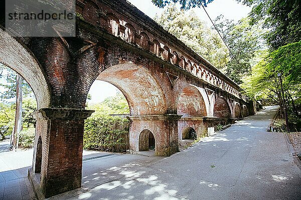 Historisches Aquädukt des Nanzenji Tempels an einem warmen Frühlingstag in Kyoto  Japan  Asien