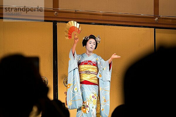 Kyoto  Japan  12. Dezember 2014: Eine tanzende Geisha bei einer Show im berühmten Stadtteil Gion  Asien