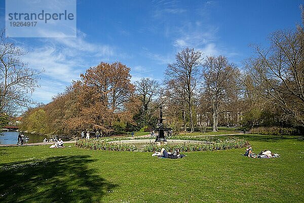 Malmö  Schweden  20. April 2019: Menschen entspannen sich an einem sonnigen Tag im Kings Park  Europa