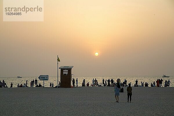 Dubai  Vereinigte Arabische Emirate  20. Juli 2018: Menschenmassen am Jumeirah Public Beach an einem Freitagabend bei Sonnenuntergang  Asien