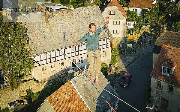 Highline- und Familienfest in Hohnstein Über den Dächern Hohnsteins und zwischen Sandsteinfelsen sind Highlines gespannt  über welche wagemutige Extremsportler balancieren