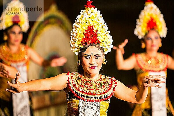 UBUD  BALI  INDONESIEN  SEP 5  2014: Eine traditionelle balinesische Show im Zentrum von Ubud  Bali  Indonesien  Asien