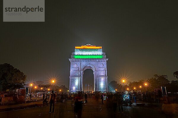 Neu Delhi  Indien  13. Dezember 2019: Menschen vor dem beleuchteten India Gate bei Nacht  Asien