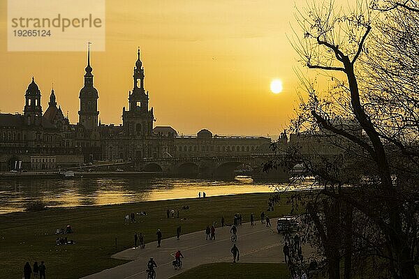 Sonnenuntergan in Dresden. Die Sonnenscheibe  durch den Saharastaub  besonders orange eingefäbt  geht hinter der Silhouette der Dresdner Altstadt unter