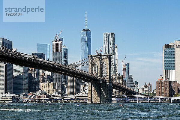 New York  Vereinigte Staaten  22. September 2019: Blick auf die berühmte Brooklyn Bridge in Richtung Lower Manhattan in New York City