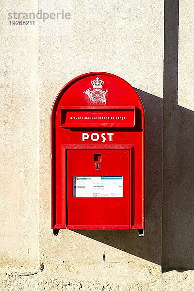 Kopenhagen  Dänemark  03. November 2016: Ein traditioneller roter öffentlicher Briefkasten hängt an einer Wand  Europa