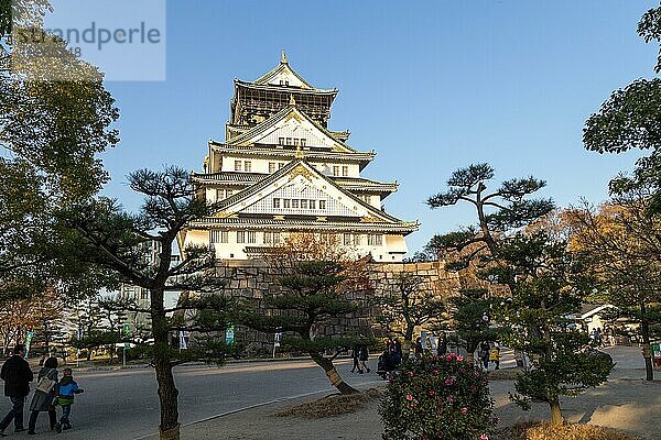 Osaka  Japan  10. Dezember 2014: Außenansicht der historischen Burg von Osaka und Menschen  Asien