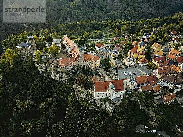 Highline- und Familienfest in Hohnstein Über den Dächern Hohnsteins und zwischen Sandsteinfelsen sind Highlines gespannt  über welche wagemutige Extremsportler balancieren