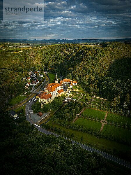 Schloss Weesenstein erhebt sich auf einem Felsvorsprung aus Knotenglimmerschiefer mit Quarziteinlagerungen über dem Tal der Müglitz etwa 3 km südlich von Dohna im Ortsteil Weesenstein der Gemeinde Müglitztal