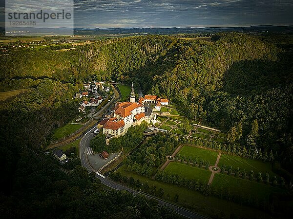 Schloss Weesenstein erhebt sich auf einem Felsvorsprung aus Knotenglimmerschiefer mit Quarziteinlagerungen über dem Tal der Müglitz etwa 3 km südlich von Dohna im Ortsteil Weesenstein der Gemeinde Müglitztal