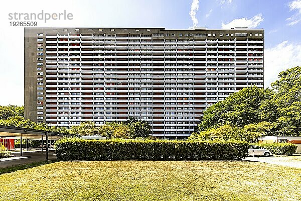 Wohnstadt Asemwald im Süden von Stuttgart mit drei Gebäudekomplexe und 1137 Wohneinheiten  Fassade eines Wohnblocks mit Fenster und Balkonen  Stuttgart  Baden-Württemberg  Deutschland  Europa