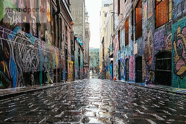 Melbourne  Australien  22. August 2020: Die ikonische Hosier Lane im Zentrum von Melbourne ist während der Coronaviruspandemie ruhig und menschenleer. Melbourne befindet sich derzeit unter Stufe 4 der Abriegelung und einer nächtlichen Ausgangssperre  nachdem eine zweite Welle von Infektionen  Ozeanien
