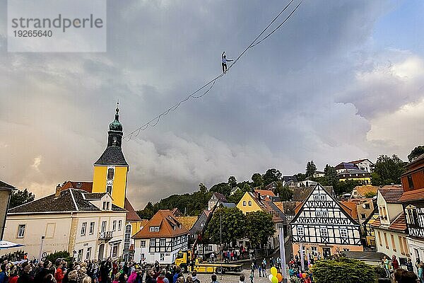 Highline- und Familienfest in Hohnstein Über den Dächern Hohnsteins und zwischen Sandsteinfelsen sind Highlines gespannt  über welche wagemutige Extremsportler balancieren. Ruben Langer beeindruckt mit Kunststücken auf einer Highline vom Kirchturm zur Burg Hohnstein