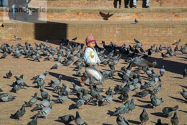 Kathmandu  Nepal  19. Oktober 2014: Ein Junge umgeben von Tauben auf dem historischen Durbar Square  Asien