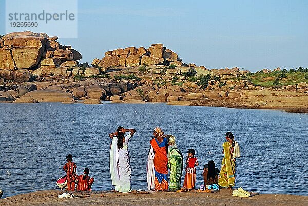 Inderinnen waschen am Tungabhadra Fluss in Hampi  Südindien