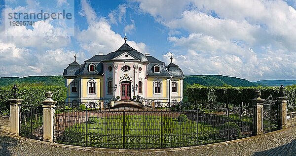 Die drei Dornburger Schlösser liegen am Rand eines Muschelkalkfelsenplateaus über der Saale  nördlich von Jena im Bundesland Thüringen. Sie sind ein einzigartiges Schloss- und Gartenensemble  das auch ein beliebter Aufenthaltsort Goethes war