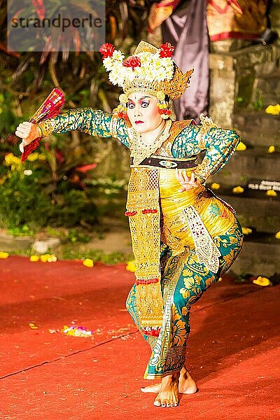 UBUD  BALI  INDONESIEN  SEP 5  2014: Eine traditionelle balinesische Show im Zentrum von Ubud  Bali  Indonesien  Asien