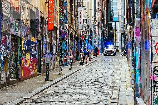 Melbourne  Australien  10. Oktober 2020: Die Polizei führt in der Hosier Lane während der Coronaviruspandemie und der damit verbundenen Abriegelung Routinekontrollen gegen die Pandemievorschriften durch  Ozeanien