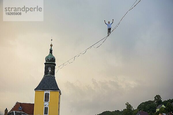 Highline- und Familienfest in Hohnstein Über den Dächern Hohnsteins und zwischen Sandsteinfelsen sind Highlines gespannt  über welche wagemutige Extremsportler balancieren. Ruben Langer beeindruckt mit Kunststücken auf einer Highline vom Kirchturm zur Burg Hohnstein