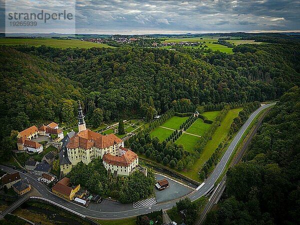 Schloss Weesenstein erhebt sich auf einem Felsvorsprung aus Knotenglimmerschiefer mit Quarziteinlagerungen über dem Tal der Müglitz etwa 3 km südlich von Dohna im Ortsteil Weesenstein der Gemeinde Müglitztal