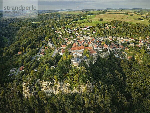 Highline- und Familienfest in Hohnstein Über den Dächern Hohnsteins und zwischen Sandsteinfelsen sind Highlines gespannt  über welche wagemutige Extremsportler balancieren