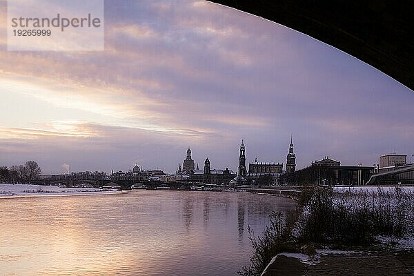 Sonnenaufgang am Elbufer in Dresden